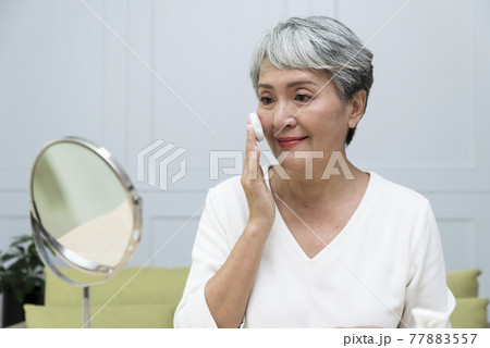 高齢者 年配 年寄り 77883557