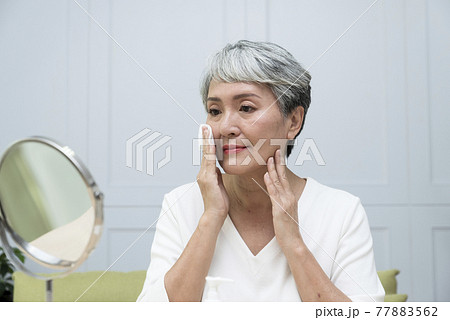 高齢者 年配 年寄り 77883562