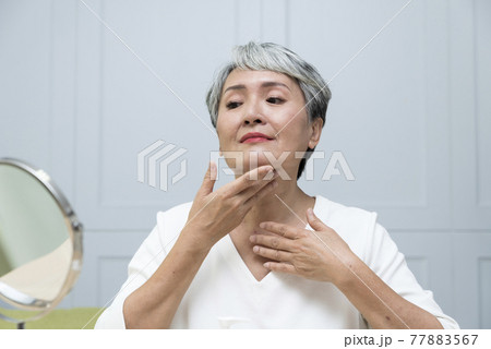 高齢者 年配 年寄り 77883567