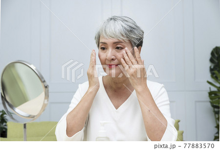 高齢者 年配 年寄り 77883570