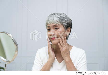 高齢者 年配 年寄り 77883586