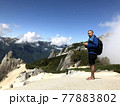 燕岳に登るワイルドな男性 77883802
