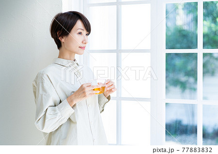 窓際で紅茶を飲む女性 窓際で紅茶を飲む女性 77883832