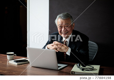 ビジネスマン　笑顔 77884198