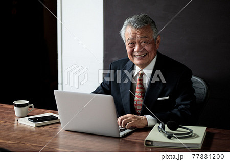 ビジネスマン　笑顔 77884200
