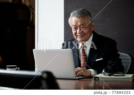 ビジネスマン　笑顔 77884203