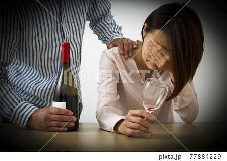 酔いつぶれる女性 77884229
