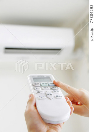 エアコンのリモコン 77884292
