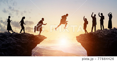 ビジネスと挑戦 谷を飛び越えるビジネスマン ビジネスと挑戦 谷を飛び越えるビジネスマン 77884426