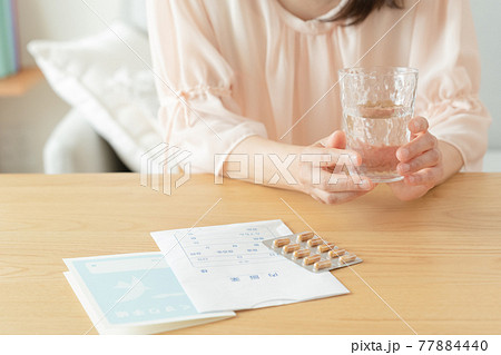 薬を飲む中高年女性 77884440