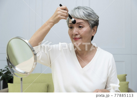 高齢者 年配 年寄り 77885113