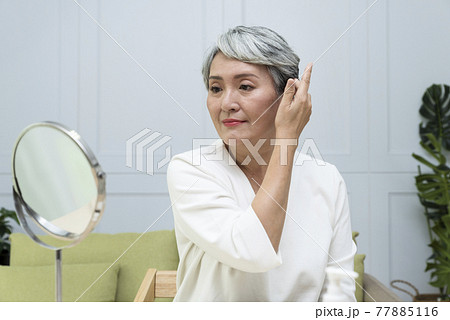 高齢者 年配 年寄り 77885116