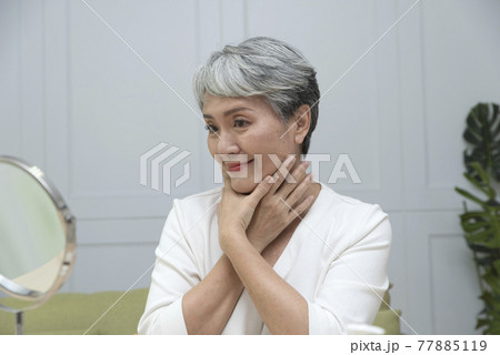 高齢者 年配 年寄り 77885119