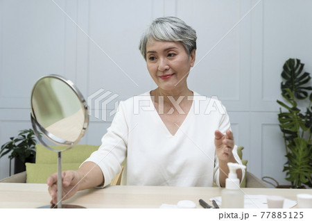高齢者 年配 年寄り 77885125