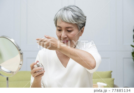 高齢者 年配 年寄り 77885134