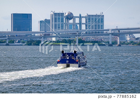 竹芝桟橋から伊豆諸島に向かって出航するボーイング製の高速船 77885162