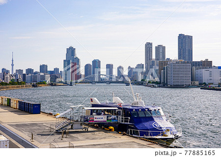 竹芝桟橋から伊豆諸島に向かって出航するボーイング製の高速船 77885165