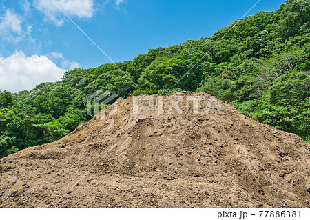 青空と森林と盛土　残土置場 77886381