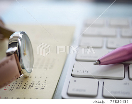 ビジネスイメージ・カレンダー・キーボード・時計・女性 77886455