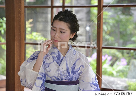 古民家の和室に佇む浴衣姿の若く美しい女性 77886767
