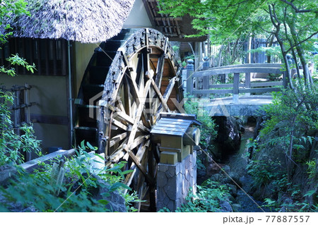 深大寺　門前町・弁天池の近くに佇む深大寺水車館で回る水車 77887557