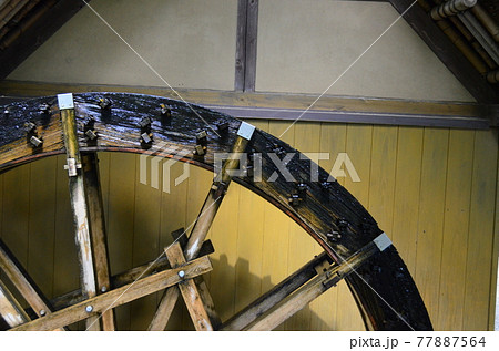 深大寺　門前町・弁天池の近くに佇む深大寺水車館で回る水車 77887564