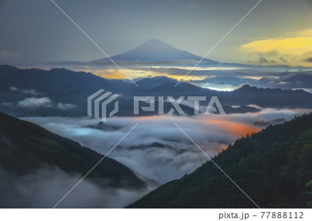 富士山と雲海 77888112