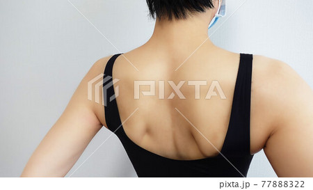 マスクをしながらトレーニングする女性の背中の写真素材 77