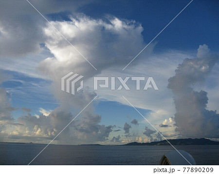 沖縄の空一面に現れた美しい雲 77890209