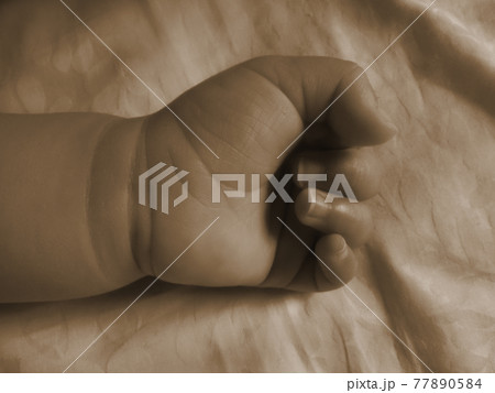 幼児左手アップ 睡眠 モノクロ風 横配置 77890584