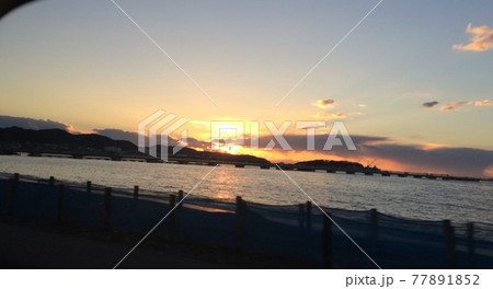 海辺の夕暮れ 77891852