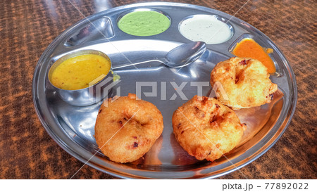 medhu vada with dips. 77892022