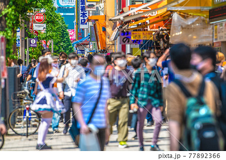 日本の東京都市景観 重症者（全国）1304人で過去最多。秋葉原はホコ天中止で歩道に“密”＝5月23日 77892366