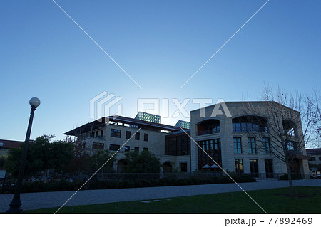 スタンフォード大学のジェン・スン・ファンエンジニアリングセンター 77892469