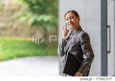 ビジネス ビジネスウーマン 女性 オフィス スマホ ビジネス ビジネスウーマン 女性 オフィス スマホ 77892577