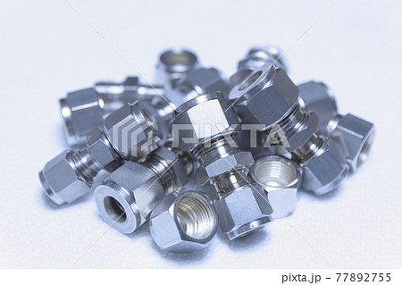 Quick connect fittings coupling for assembling compressed air, hydraulics, pneumatics, gases, fuel lines. Lays in a chaotic manner. 77892755