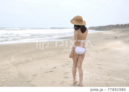 九十九里の海岸でポーズをとるビキニ姿の若い女性 九十九里の海岸でポーズをとるビキニ姿の若い女性 77892980