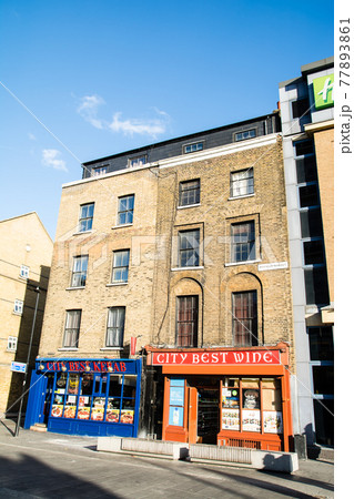 ロンドン東のショーディッジの街並み レンガ造りの建物とショップ ロンドン東のショーディッジの街並み レンガ造りの建物とショップ 77893861