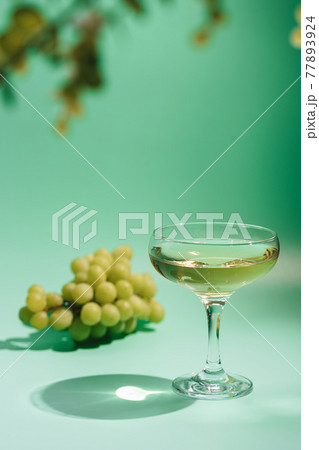 Wine Glass of white wine 77893924