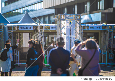 日本の東京都市景観　あすから始まる大規模接種。会場を下見に来たという高齢者（手前2人）ら＝5月23日 77894035
