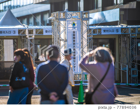 日本の東京都市景観　あすから始まる大規模接種。会場を下見に来たという高齢者（手前2人）ら＝5月23日 77894036