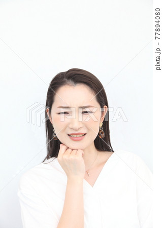 困った顔の若い女性 困った顔の若い女性 77894080