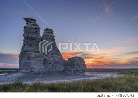 Castle Rock in Kansas prairie 77897643