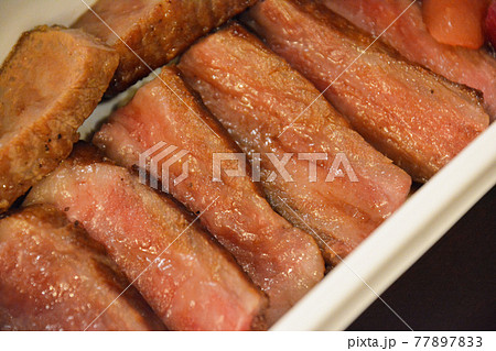 霜降り牛肉のステーキ弁当。東京ステーションホテル 。 77897833