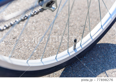 自転車のパーツ　後輪バルブ　英式バルブ 77898276