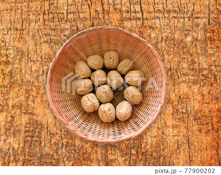 walnuts in shell 77900202