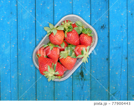 strawberries 77900443