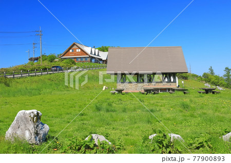 快晴下の姫鶴荘（四国カルスト） 77900893