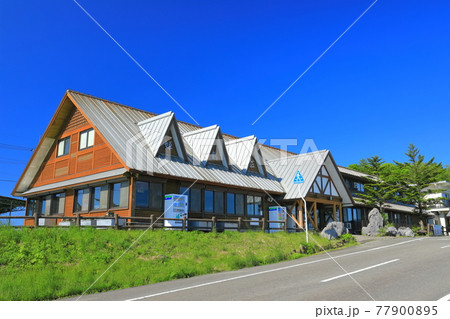 快晴下の姫鶴荘（四国カルスト） 77900895