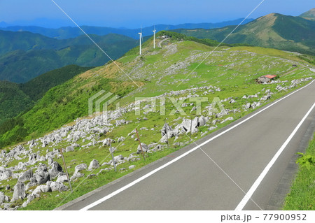 快晴下の四国カルスト絶景ロード 77900952